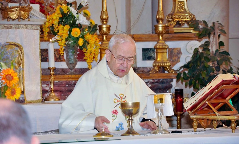 L’addio della Misericordia di Arezzo a Don Vezio Soldani