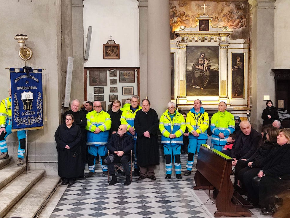 L’ultimo saluto al “parroco felice”